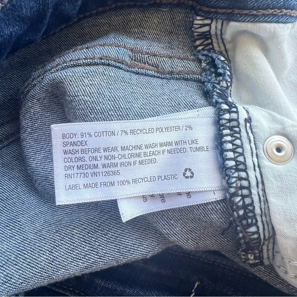 Universal Threads Hi Rise Midi Womens Distressed Denim Short size 14 (32 waist)